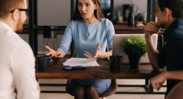 Investitori imobiliari experți discutând strategii și secrete de succes în fața unui laptop