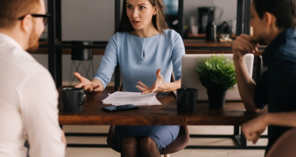 Investitori imobiliari experți discutând strategii și secrete de succes în fața unui laptop