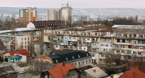 Cartier rezidențial din Moldova văzut din aer, cu case frumoase și grădini verzi.