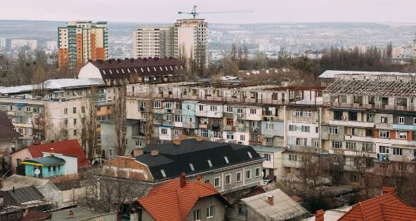 Cartier rezidențial din Moldova văzut din aer, cu case frumoase și grădini verzi.