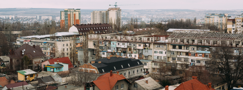 Cartier rezidențial din Moldova văzut din aer, cu case frumoase și grădini verzi.